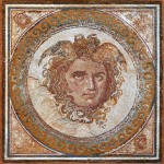 589px-Mosaic_de_la_Medusa2